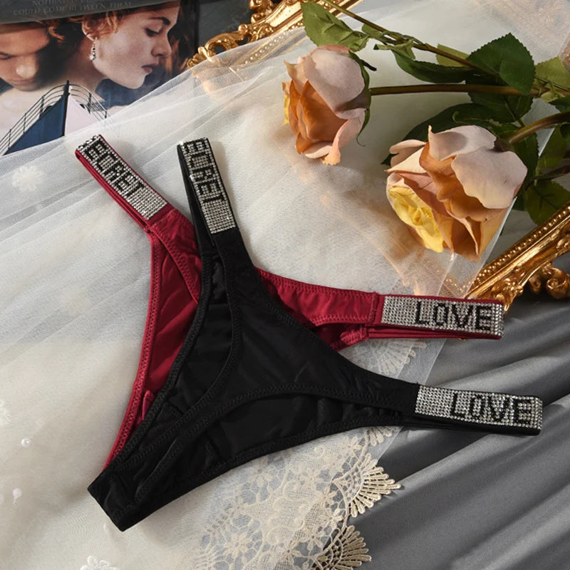 Strings Sexy en Satin avec Ceinture Strass "LOVE" – 11 Couleurs Disponibles